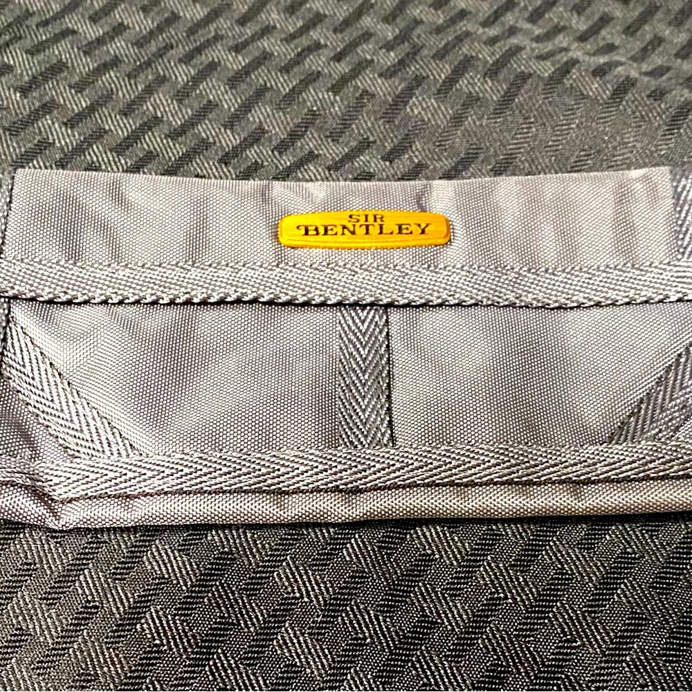 Sir Bentley “vintage” grey bi-fold wallet 7”x 3.5” EUC